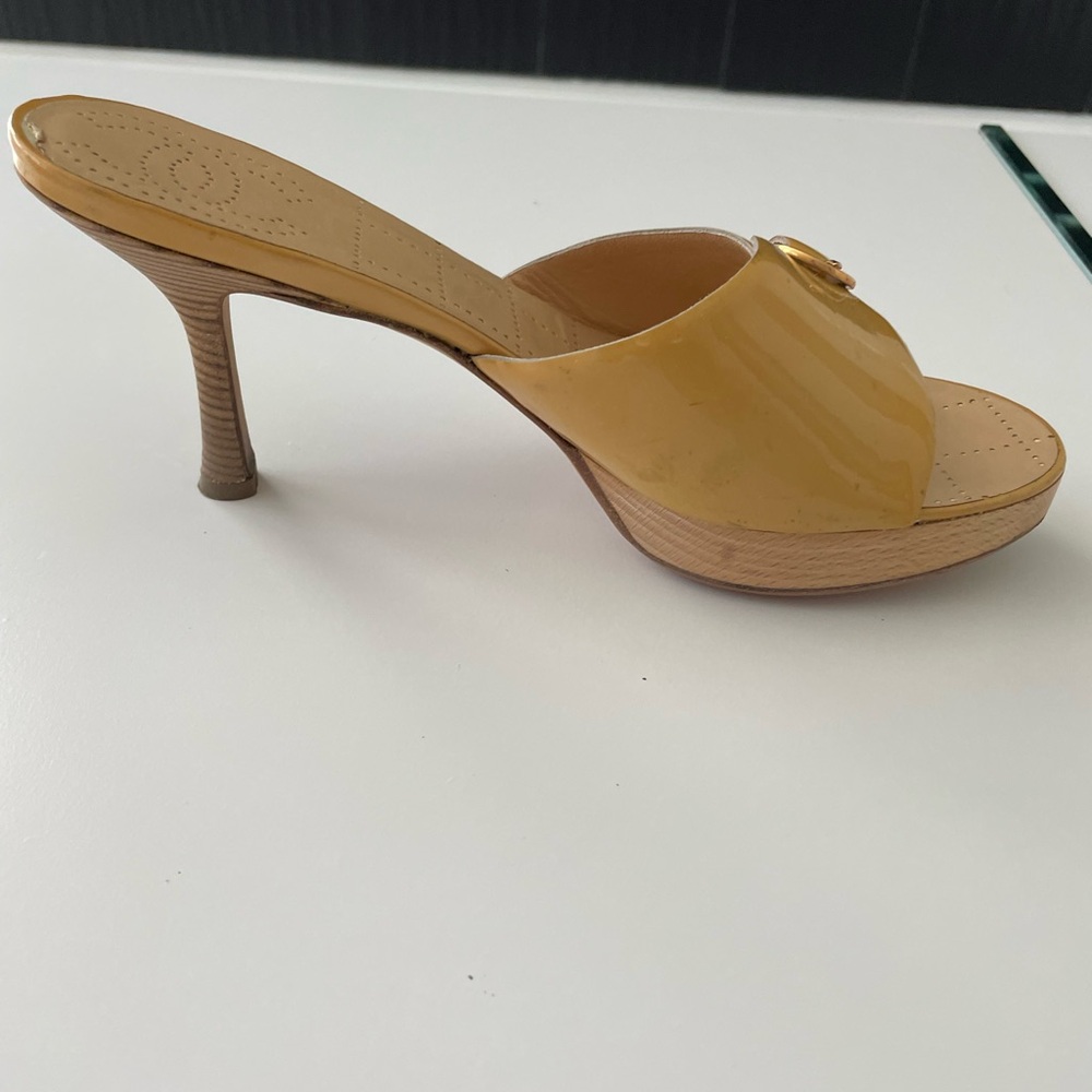 CHANEL DIRTY YELLOW PATENT LEATHER HEEL SLIDES US 9 - Picture 13 of 16